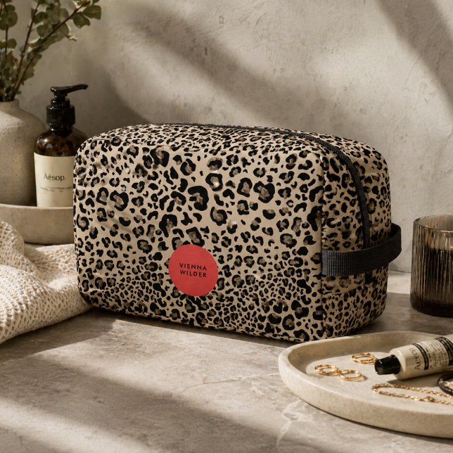 Bolso de aseo con estampado de leopardo | Estuche  (A fashionable toiletry bag that blends bold animal print with a polished personalized touch.)