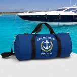 Bolso De Deporte Grande Bienvenida a bordo Nombre del barco Anchor Estrell<br><div class="desc">Un ancla náutica diseñada por un personalizado, hojas de laurel de estilo dorado y una estrella de oro con "Welcome Aboard" y tu nombre personalizado o nombre del barco en un elegante gimnasio o en una bolsa de dufas de viaje. Este diseño está pintado en blanco y dorado en azul...</div>