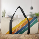 Bolso De Deporte Grande Monograma de bandas retro<br><div class="desc">Crea tu propia bolsa de monograma de rayas retro. Presenta un diseño de franjas vintage abstractas y un nombre personalizado en una tipografía de estilo clásico.</div>