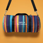 Bolso De Deporte Grande Nombre personalizado del patrón de franja colorida<br><div class="desc">Patrón de tira colorida Nombre personalizado Duffle Bag Gym Bag Sports Bag Bag cuenta con un moderno patrón de rayas de color. Personalizado con su nombre en tipografía de escritura moderna. Haga un gran regalo para cumpleaños, Navidades, vacaciones, Día de la Madre y de vuelta a la escuela. Perfecto para...</div>