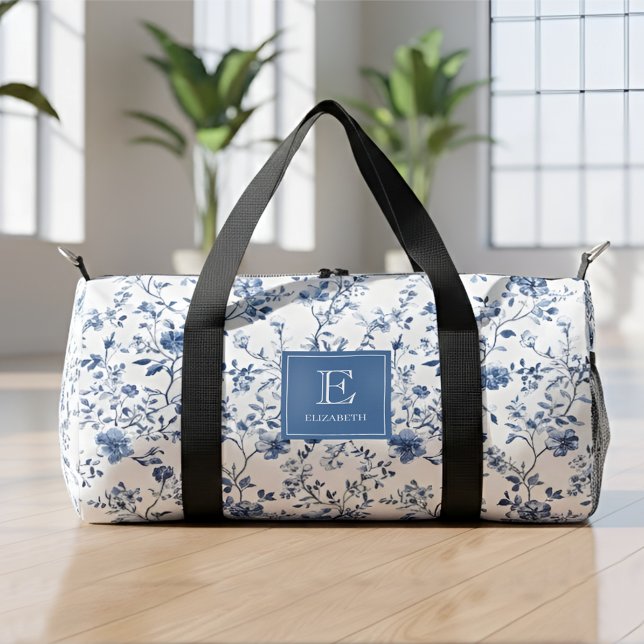 Bolso De Deporte Pequeño Blue French Toile Pattern Monogram Name Elegant (Elegant blue french toile floral pattern with personalizable monogram name)