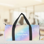 Bolso De Deporte Pequeño Bonito Pastel de la parrilla arcoiris personalizad<br><div class="desc">Personalizar esta bolsa de espuma de arcoíris pastel para espumosos y duffel muestra tu nombre en una linda escritura blanca. Este mágico diseño tiene un patrón giratorio rosa y morado y hermosas ráfagas de luz.</div>
