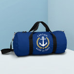 Bolso De Deporte Pequeño Capitán Anchor Nombre Barco Gimnasio de la Marina<br><div class="desc">Un personalizado diseñó un ancla náutica, hojas de laurel de estilo dorado y una estrella dorada con rango de capitán u otro título y su nombre personalizado o nombre del barco en un gimnasio elegante o una bolsa de duffel de viaje en azul marino. 2 tamaños a elegir. Hace un...</div>
