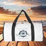 Bolso De Deporte Pequeño Capitán de barco personalizado Volante náutico vin<br><div class="desc">personalizado de moda capitán de la bolsa de duffel para una compañía de transatlánticos con un volante de barco azul marino. Este vintage diseño náutico es perfecto para un camarero de barco cerca de la playa. Personaliza con tu nombre.</div>