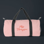 Bolso De Deporte Pequeño Guión Naranja rosado personalizado de nombre de no<br><div class="desc">Viaja con estilo con esta bolsa de bolsos rosados personalizada que incluye el nombre de la novia en negrita y escritura naranja. Perfecto para las futuras novias, esta bolsa de moda y práctica es ideal para fiestas de soltera, duchas de novias o viajes de luna de miel. La vibrante combinación...</div>