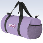 Bolso De Deporte Pequeño Modern Drop Shadow Monograma Iniciales Lilac<br><div class="desc">Diseño inicial de monograma minimalista moderno que se puede cambiar para personalizar. Blanco sobre un fondo lila púrpura con un efecto 3D rosado de cereza oscuro. Destacar entre la multitud con este diseño elegante y personalizado.</div>