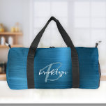 Bolso De Deporte Pequeño Monograma blanco Metalizado cepillado azul de Glam<br><div class="desc">Este bolso de duffel personalizado presenta un monograma y un primer nombre en un moderno guión azul turquesa y blanco sobre un fondo metalizado color azul claro.</div>