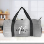 Bolso De Deporte Pequeño Monograma blanco negro Metalizado cepillado de pla<br><div class="desc">Este bolso de duffel personalizado presenta un monograma y un primer nombre en un moderno guión en blanco y negro sobre un fondo metalizado de imitación de plata glam.</div>