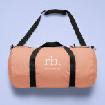 Bolso De Deporte Pequeño Monograma Coral Peach Elegante Femenino Minimalist<br><div class="desc">Un minimalista diseño de monograma con grandes iniciales tipográficas en una fuente clásica con su nombre debajo sobre un fondo femenino de melocotón de coral. ¡El regalo o accesorio perfectamente personalizado!</div>
