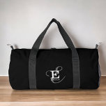 Bolso De Deporte Pequeño Monograma y nombre de caligrafía de estilo negro<br><div class="desc">Un hermoso diseño de bolsos de duffle con una elegante representación de su nombre y monograma con serios clásicos y una tipografía de escritura más ornamentada en una armonía equilibrada y simétrica. Los tres elementos se mezclan con una sofisticada armonía y crean su propio logotipo de marca personal. Se muestra...</div>