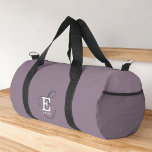 Bolso De Deporte Pequeño Nombre exclusivo de estilo y tipo de monograma púr<br><div class="desc">Un hermoso diseño de bolsos de duffle con una elegante representación de su nombre y monograma con serios clásicos y una tipografía de escritura más ornamentada en una armonía equilibrada y simétrica. Los tres elementos se mezclan con una sofisticada armonía y crean su propio logotipo de marca personal. Se muestra...</div>