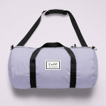 Bolso De Deporte Pequeño Nostalgia americana clásica simple lino mínimo<br><div class="desc">Este diseño clásico estilo nostalgia estadounidense en púrpura lila presenta un emblema estilo parche con un nombre de monograma y borde enmarcado,  con escritura manual informal y tipografía moderna de bloques. El texto se puede personalizar con su nombre para un diseño tan único como usted.</div>