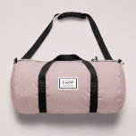Bolso De Deporte Pequeño Nostalgia americana clásica simple rosa mínimo<br><div class="desc">Este diseño clásico estilo nostalgia estadounidense de color rosa oscuro presenta un emblema tipo parche con un nombre en monograma y borde enmarcado,  con escritura manual informal y tipografía moderna de bloques. El texto se puede personalizar con su nombre para un diseño tan único como usted.</div>