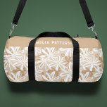 Bolso De Deporte Pequeño Patrón floral blanco trópico Tan personalizado<br><div class="desc">Trópico Tan blanco Patrón floral Nombre personalizado Duffle Bag Gym Bag Sports Bag presenta un moderno patrón de flores tropicales en un elegante color blanco y marrón. Personalizado con tu nombre. Haga un gran regalo para cumpleaños, Navidades, vacaciones, Día de la Madre y de vuelta a la escuela. Perfecto para...</div>