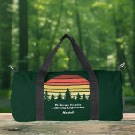 Bolso De Deporte Pequeño Personalizable de excursión por el Camping Green F<br><div class="desc">Bolsa de duffel de senderismo de Guay con puesta de sol en el bosque para todo el grupo en una excursión por la naturaleza o en un camping. Este regalo de personalizado ofrece un hermoso horizonte con árboles para hacer senderismo o acampada.</div>