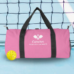 Bolso De Deporte Pequeño Pickleball Paddles Nombre personalizado Personaliz<br><div class="desc">El bolso perfecto para todo tu equipo - el diseño incluye remo cruzado de remo de bolas, una bola y 2 líneas de texto personalizado. Agregue su nombre, monograma, nombre del equipo o verdaderamente cualquier texto personalizado. Perfecto para llevar las palas, las bolas, el aperitivo, la botella de agua, etc....</div>
