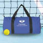 Bolso De Deporte Pequeño Pickleball Paddles Nombre personalizado Personaliz<br><div class="desc">El bolso perfecto para todo tu equipo - el diseño incluye remo cruzado de remo de bolas, una bola y 2 líneas de texto personalizado. Agregue su nombre, monograma, nombre del equipo o verdaderamente cualquier texto personalizado. Perfecto para llevar las palas, las bolas, el aperitivo, la botella de agua, etc....</div>