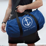 Bolso De Deporte Pequeño Su nombre Bote o Anclaje Náutico del Puerto Azul<br><div class="desc">Un dúplex de viajes con temática náutica con tu nombre personalizado, nombre del barco, ubicación de vela favorita, puerto u otro texto deseado. Este moderno y elegante diseño cuenta con un ancla de un barco personalizado resaltado por un anillo de diamantes en blanco. Las bolsas de color azul marino rico...</div>