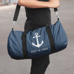 Bolso De Deporte Pequeño Su nombre o ancla náutica vintage<br><div class="desc">Una bolsa de viaje con temática náutica con tu nombre personalizado, nombre del barco, ubicación de vela favorita u otro texto deseado en una tipografía moderna y esténcil. El diseño es muy sencillo y elegante, con un ancla de barco personalizado y un texto en blanco resaltado por las bolsas de...</div>
