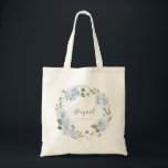 Bolso de la dama de honor floral azul polvoriento<br><div class="desc">Nombre de escritura moderno con una corona floral acuarela en azul polvoriento y verde salvia,  tierno bolso de tote personalizado de la dama de honor para regalos de fiesta nupcial.</div>