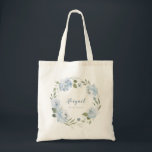 Bolso de la dama de honor floral azul polvoriento<br><div class="desc">Nombre de escritura moderno con una corona floral acuarela en azul polvoriento y verde salvia,  tierno bolso de tote personalizado de la dama de honor para regalos de fiesta nupcial.</div>