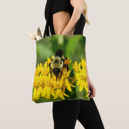 Bolso De Tela Abeja festejando en flores silvestres de algodonci