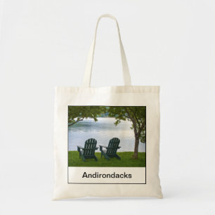 Bolso De Tela Adirondack vacío preside hacer frente a un lago e