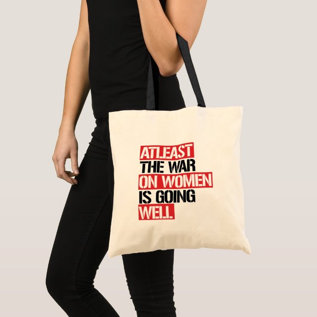 Bolso De Tela Al menos la guerra contra las mujeres va bien (Anverso (producto))