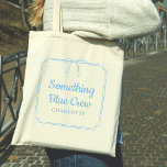 Bolso De Tela Algo de nombre personalizado elegante Bow de la tr<br><div class="desc">Únete a la última moda nupcial con nuestro Personalizable 'Algo de la tripulación azul' Tote Bag! Perfecto para su fiesta nupcial, este elegante tote cuenta con un elegante diseño azul con texto en personalizable para añadir un toque personal. Es ideal para llevar todo lo necesario para el día de tu...</div>