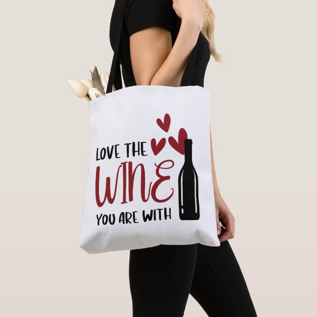 Bolso De Tela Ama el vino con el que estás divertido (Detalle)
