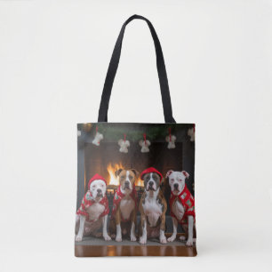 Bolso De Tela American Staffordshire junto a la chimenea Navidad