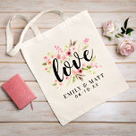 Bolso De Tela Amor Flores de acuarela rosa Boda Monograma<br><div class="desc">El diseño personalizado de la bolsa de té incluye la palabra "amor" en un estilo de escritura con letras negras, enmarcado por un hermoso diseño floral de acuarelas pintadas de rosa pastel, rubor y dahlia de primavera de durazno de melocotón, flores rosas y hojas verdes. También se incluye un moderno...</div>