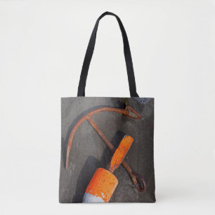 Bolso De Tela Ancla y boya oxidadas en una playa
