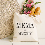 Bolso De Tela Año Numeral Mema Romano<br><div class="desc">Un moderno bolso minimalista de tetas para celebrar a una abuela de moda,  este tote minimalista incluye "Mema" o tu elección de apodo de abuela con letras en serif negras. Personalizar con el año en que se convirtió en abuela bajo elegantes números romanos para un toque de moda.</div>