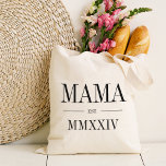 Bolso De Tela Año numérico mami romano establecido<br><div class="desc">Una moderna bolsa de té minimalista para celebrar a una moda nueva mamá, este limpio y mínimo tote presenta a "Mamá" o tu elección de apodo de mamá con letras en serif negras. Personalizar con el año en que se convirtió en mamá bajo elegantes números romanos para un toque de...</div>