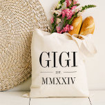 Bolso De Tela Año numérico romano Gigi establecido<br><div class="desc">Un moderno bolso minimalista de tetas para celebrar a una abuela de moda,  este tote minimalista incluye "Gigi" o tu elección de apodo de abuela con letras en serif negras. Personalizar con el año en que se convirtió en abuela bajo elegantes números romanos para un toque de moda.</div>
