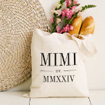 Bolso De Tela Año Numérico Romano Mimi establecido<br><div class="desc">Un moderno bolso minimalista para celebrar a una abuela de la moda,  este tote minimalista incluye "Mimi" o tu elección de apodo de abuela con letras en serif negras. Personalizar con el año en que se convirtió en abuela bajo elegantes números romanos para un toque de moda.</div>