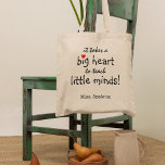 Bolso De Tela Apreciación del profesor Pequeña Mente | Personali<br><div class="desc">Los profesores son realmente maravillosos y qué mejor manera de hacerles saber,  que con una de estas apreciaciones personalizadas de los profesores por las bolsas. Este diseño simple y moderno muestra el dulce dicho "¡Se necesita un gran corazón para enseñar pequeñas mentes!" un lindo corazón rojo y su nombre.</div>