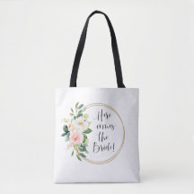 Aquí viene la floral rosa de la novia