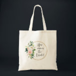 Bolso De Tela Aquí viene la floral rosa Rubor de la novia<br><div class="desc">Tote femenino para la futura novia... El diseño de este edificio es un doble anillo circular adornado con un ramo floral rosa rosa pastel y el texto "Aquí viene la novia". Con todos los encargos que se van a hacer para coordinar a su boda, este tote seguramente será muy útil....</div>