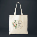 Bolso De Tela Aquí viene la floral rosa Rubor de la novia<br><div class="desc">Tote femenino para la futura novia... El diseño de este edificio es un doble anillo circular adornado con un ramo floral rosa rosa pastel y el texto "Aquí viene la novia". Con todos los encargos que se van a hacer para coordinar a su boda, este tote seguramente será muy útil....</div>