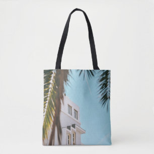 Bolso De Tela Árbol de palma cerca del edificio de hormigón blan