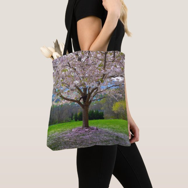 Bolso De Tela Árbol floreciente de cerezo rosa con bosques (Detalle)