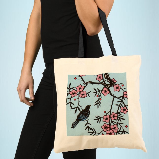 Bolso De Tela Árbol negro de cerezo de cerezo (Black bird in cherry tree with pink blossom flowers on light blue tote bag.)