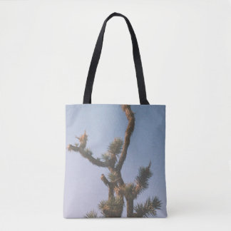 BOLSO DE TELA ÁRBOL VERDE Y MARRÓN BAJO CIELO AZUL