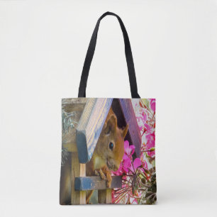 Bolso De Tela Ardilla En Una Casa De Aves