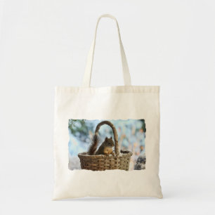 Bolso De Tela Ardilla linda en una cesta en invierno