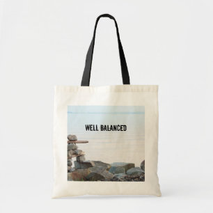 Bolso De Tela Arte de apilamiento de piedras cerca de la playa. 