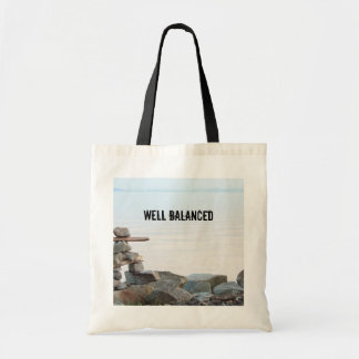 Bolso De Tela Arte de apilamiento de rocas junto a la playa. fot