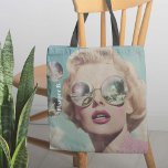 Bolso De Tela Arte pop retro mujer rosa y azul<br><div class="desc">Este diseño llamativo presenta a una mujer glamurosa con gafas de sol reflexivas de gran tamaño, que evocan el encanto del arte pop retro. Con sus labios rosados y sus olas vintage, la estética de la coqueta brilla a través, mientras que las lentes espejadas reflejan una escena cósmica y de...</div>